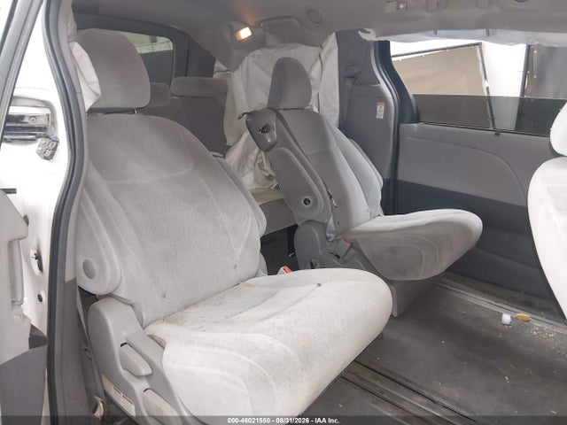 46021550 :رقم المزاد ، 5TDKK3DC3FS568838 vin ، 2015 Toyota Sienna Le 8 Passenger مزاد بيع