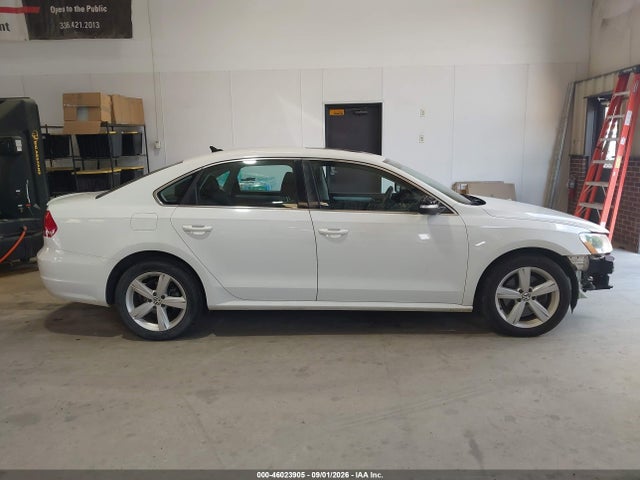 2013 Volkswagen Passat 2.5l Se მანქანა იყიდება აუქციონზე, vin: 1VWBH7A39DC096893, აუქციონის ნომერი: 46023905