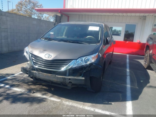 46024696 :رقم المزاد ، 5TDKK3DC0BS122480 vin ، 2011 Toyota Sienna Le V6 مزاد بيع