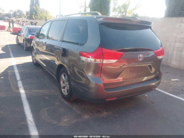 46024696 :رقم المزاد ، 5TDKK3DC0BS122480 vin ، 2011 Toyota Sienna Le V6 مزاد بيع