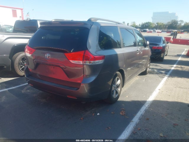 46024696 :رقم المزاد ، 5TDKK3DC0BS122480 vin ، 2011 Toyota Sienna Le V6 مزاد بيع