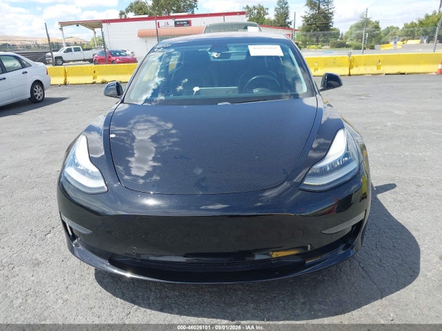 46026101 :رقم المزاد ، 5YJ3E1EA4JF109084 vin ، 2018 Tesla Model 3 Long Range/mid Range مزاد بيع