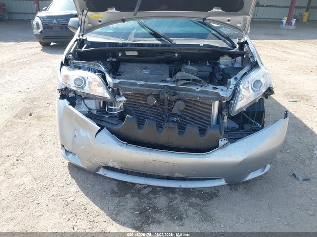 46026175 :رقم المزاد ، 5TDYK3DC7GS744799 vin ، 2016 Toyota Sienna Xle Premium 8 Passenger مزاد بيع