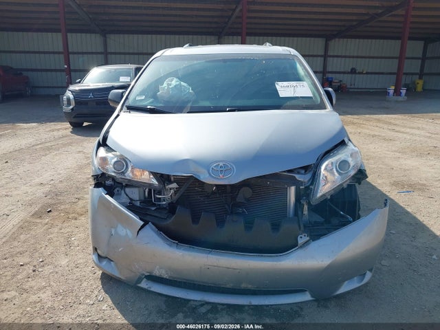 46026175 :رقم المزاد ، 5TDYK3DC7GS744799 vin ، 2016 Toyota Sienna Xle Premium 8 Passenger مزاد بيع