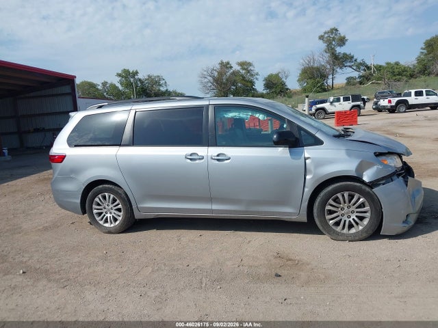46026175 :رقم المزاد ، 5TDYK3DC7GS744799 vin ، 2016 Toyota Sienna Xle Premium 8 Passenger مزاد بيع