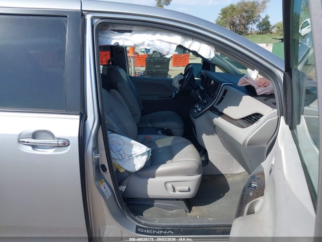 46026175 :رقم المزاد ، 5TDYK3DC7GS744799 vin ، 2016 Toyota Sienna Xle Premium 8 Passenger مزاد بيع