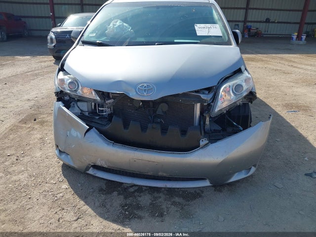 46026175 :رقم المزاد ، 5TDYK3DC7GS744799 vin ، 2016 Toyota Sienna Xle Premium 8 Passenger مزاد بيع