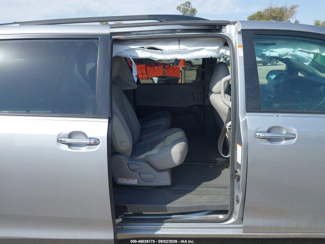 46026175 :رقم المزاد ، 5TDYK3DC7GS744799 vin ، 2016 Toyota Sienna Xle Premium 8 Passenger مزاد بيع