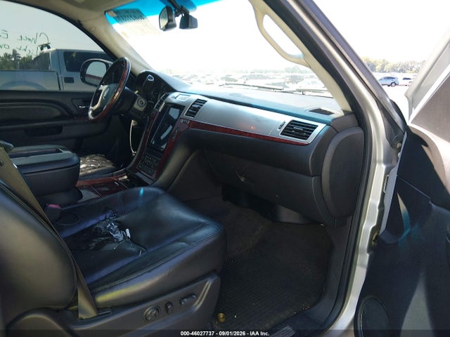 46027737 :رقم المزاد ، 1GYS3CEF1BR117500 vin ، 2011 Cadillac Escalade Premium مزاد بيع