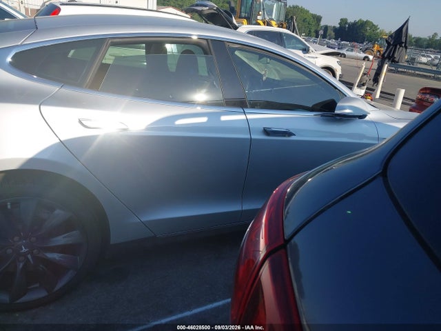 2015 Tesla Model S 70d/85d/p85d მანქანა იყიდება აუქციონზე, vin: 5YJSA1H21FFP73300, აუქციონის ნომერი: 46028500