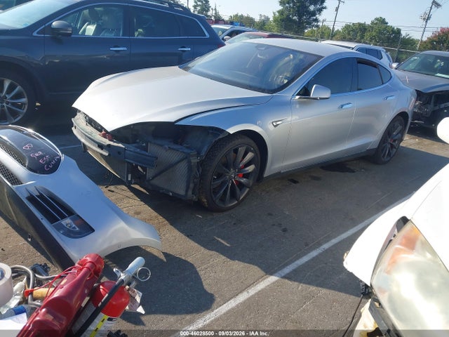 2015 Tesla Model S 70d/85d/p85d მანქანა იყიდება აუქციონზე, vin: 5YJSA1H21FFP73300, აუქციონის ნომერი: 46028500