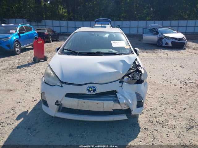 46028762 :رقم المزاد ، JTDKDTB35D1557086 vin ، 2013 Toyota Prius C Two مزاد بيع