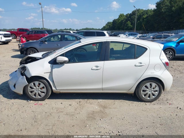 46028762 :رقم المزاد ، JTDKDTB35D1557086 vin ، 2013 Toyota Prius C Two مزاد بيع