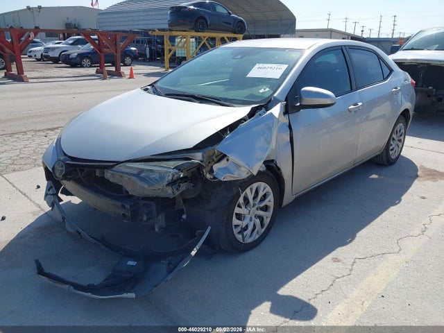 Toyota COROLLA LE 2018 5YFBURHE2JP810951 Image 2