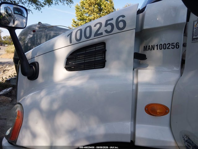 Продажа на аукционе авто 2013 Freightliner Cascadia 113, vin: 1FUBGADV2DLBW3605, номер лота: 46029458