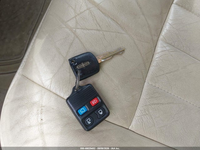 46029482 :رقم المزاد ، 1LNHM81W55Y613759 vin ، 2005 Lincoln Town Car Signature مزاد بيع