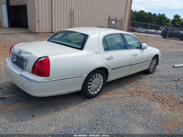 46029482 :رقم المزاد ، 1LNHM81W55Y613759 vin ، 2005 Lincoln Town Car Signature مزاد بيع
