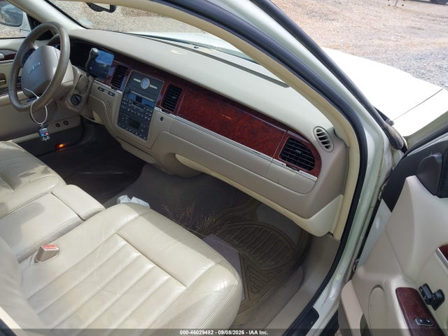 46029482 :رقم المزاد ، 1LNHM81W55Y613759 vin ، 2005 Lincoln Town Car Signature مزاد بيع