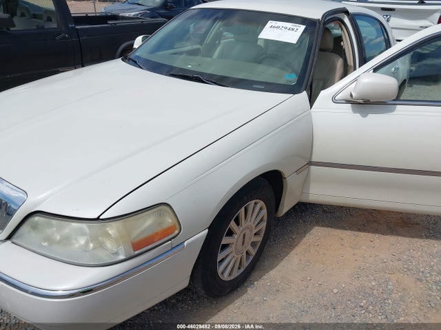 46029482 :رقم المزاد ، 1LNHM81W55Y613759 vin ، 2005 Lincoln Town Car Signature مزاد بيع