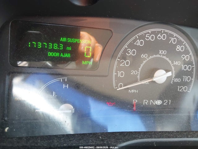 46029482 :رقم المزاد ، 1LNHM81W55Y613759 vin ، 2005 Lincoln Town Car Signature مزاد بيع