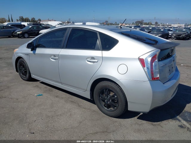 Toyota Prius Three 2014 JTDKN3DU6E1755339 Image 3