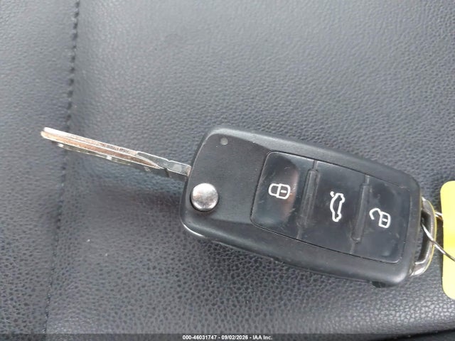 2013 Volkswagen Beetle 2.5l მანქანა იყიდება აუქციონზე, vin: 3VW5P7AT9DM821228, აუქციონის ნომერი: 46031747