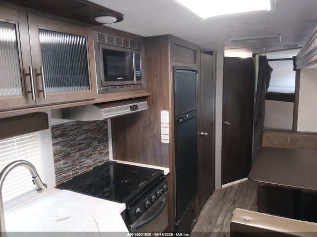 2018 Forest River Cherokee Grey Wolf 26dbh Travel Trailer მანქანა იყიდება აუქციონზე, vin: 4X4TCKB22JK048775, აუქციონის ნომერი: 46031920