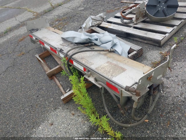 46032163 :رقم المزاد ، 0613-2068 vin ، 2004 Tailgate Spreader 0002-463-04 مزاد بيع