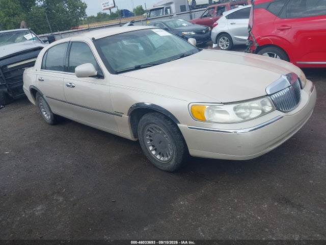 2001 Lincoln Town Car Cartier მანქანა იყიდება აუქციონზე, vin: 1LNHM83W31Y666161, აუქციონის ნომერი: 46033693