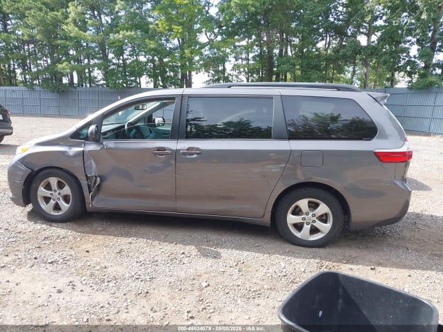 46034079 :رقم المزاد ، 5TDKZ3DC7HS766515 vin ، 2017 Toyota Sienna Le 8 Passenger مزاد بيع