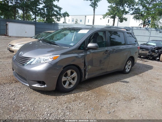 46034079 :رقم المزاد ، 5TDKZ3DC7HS766515 vin ، 2017 Toyota Sienna Le 8 Passenger مزاد بيع