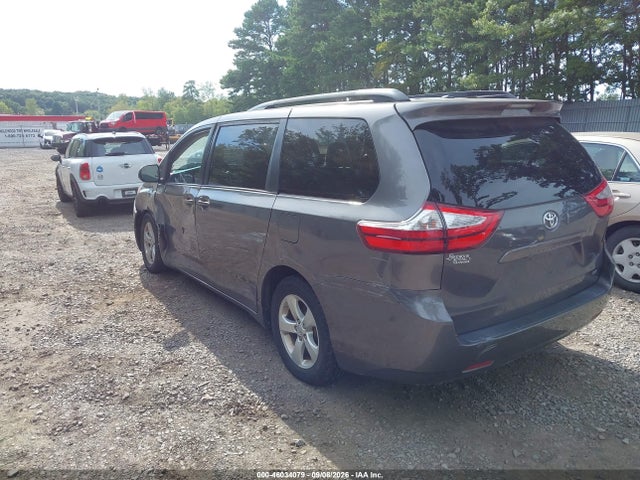 46034079 :رقم المزاد ، 5TDKZ3DC7HS766515 vin ، 2017 Toyota Sienna Le 8 Passenger مزاد بيع