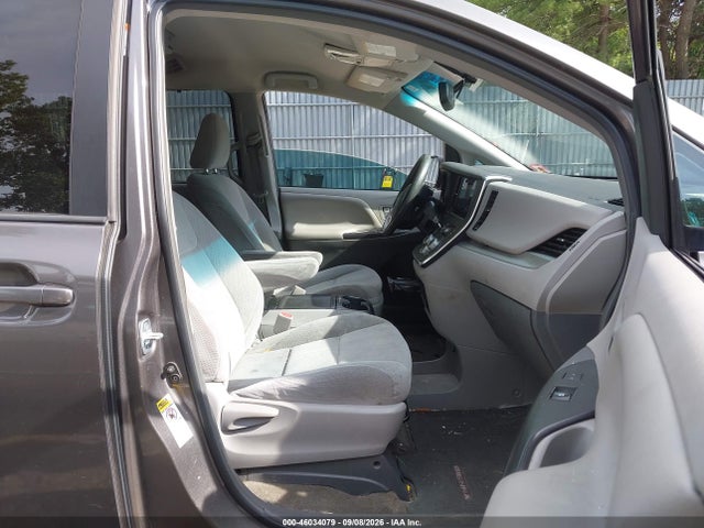46034079 :رقم المزاد ، 5TDKZ3DC7HS766515 vin ، 2017 Toyota Sienna Le 8 Passenger مزاد بيع