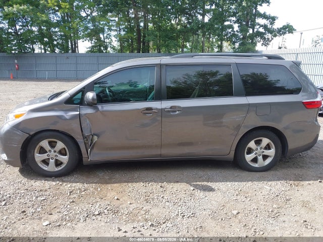 46034079 :رقم المزاد ، 5TDKZ3DC7HS766515 vin ، 2017 Toyota Sienna Le 8 Passenger مزاد بيع