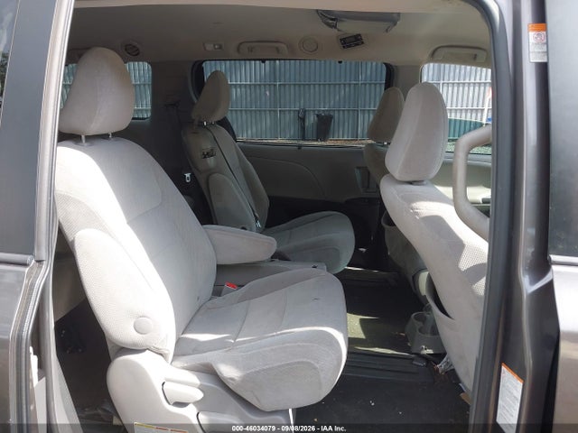 46034079 :رقم المزاد ، 5TDKZ3DC7HS766515 vin ، 2017 Toyota Sienna Le 8 Passenger مزاد بيع