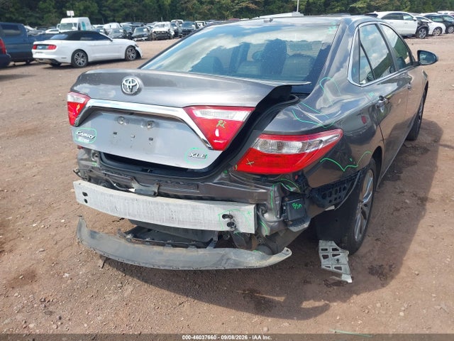46037660 :رقم المزاد ، 4T1BF1FK8HU737727 vin ، 2017 Toyota Camry Xle مزاد بيع