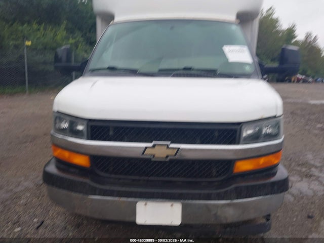 Chevrolet Express Cutaway Work Van 2017 1GB3GRCG2H1228355 Image 9