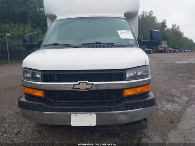 Chevrolet Express Cutaway Work Van 2017 1GB3GRCG2H1228355 Image 12