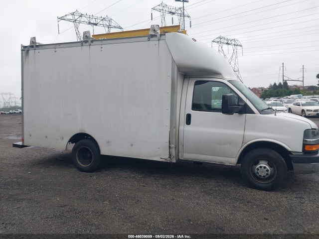 Chevrolet Express Cutaway Work Van 2017 1GB3GRCG2H1228355 Image 13
