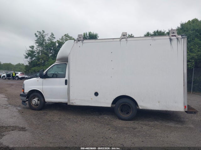 Chevrolet Express Cutaway Work Van 2017 1GB3GRCG2H1228355 Image 14