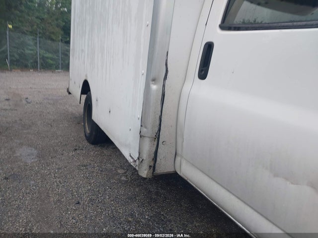 Chevrolet Express Cutaway Work Van 2017 1GB3GRCG2H1228355 Image 11