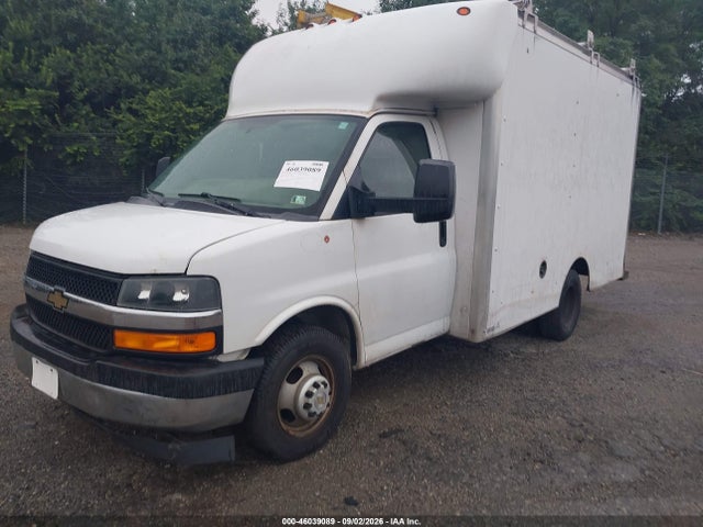 Chevrolet Express Cutaway Work Van 2017 1GB3GRCG2H1228355 Image 2