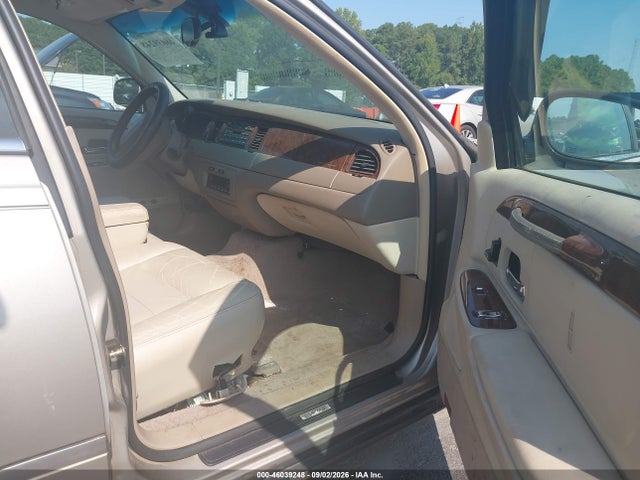Продажа на аукционе авто 2001 Lincoln Town Car Signature, vin: 1LNHM82W31Y732922, номер лота: 46039248