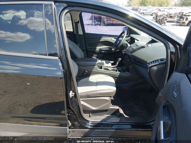 46039474 :رقم المزاد ، 1FMCU0G91HUE30044 vin ، 2017 Ford Escape Se مزاد بيع