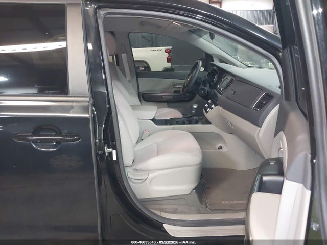 KIA Sedona L 2018 KNDMA5C15J6397204 Image 5