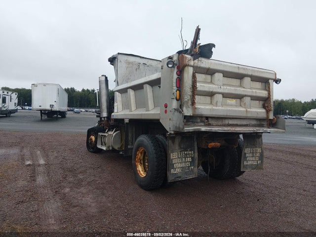 46039578 :رقم المزاد ، 1FVAAEAS44DM26954 vin ، 2004 Freightliner Conventional Fld112 مزاد بيع