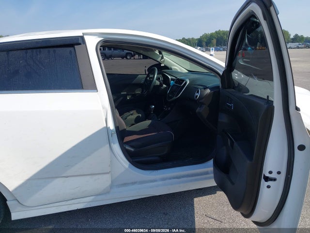 46039634 :رقم المزاد ، 1G1JC6SB2J4110743 vin ، 2018 Chevrolet Sonic Lt Manual مزاد بيع