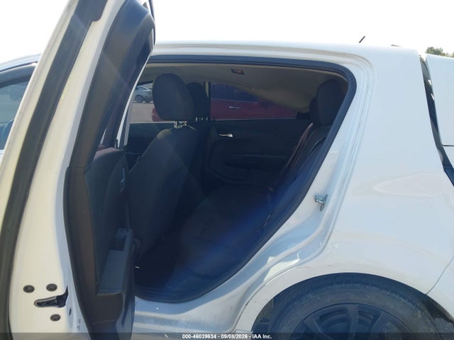 46039634 :رقم المزاد ، 1G1JC6SB2J4110743 vin ، 2018 Chevrolet Sonic Lt Manual مزاد بيع