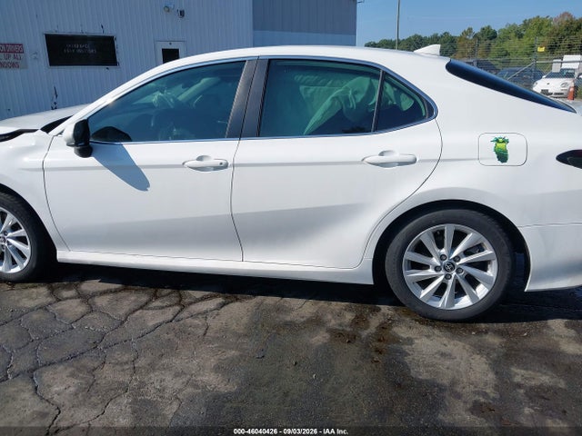 2022 Toyota Camry Le მანქანა იყიდება აუქციონზე, vin: 4T1C11AK3NU693061, აუქციონის ნომერი: 46040426
