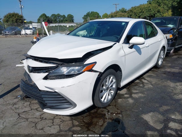 2022 Toyota Camry Le მანქანა იყიდება აუქციონზე, vin: 4T1C11AK3NU693061, აუქციონის ნომერი: 46040426